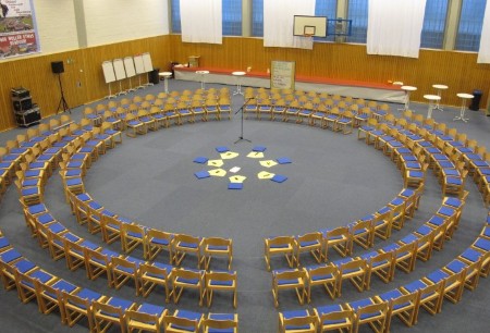 Kreisförmig aufgestellte Stuhlreihen für eine Open-Space-Großgruppenmoderation mit Karten in der Kreismitte
