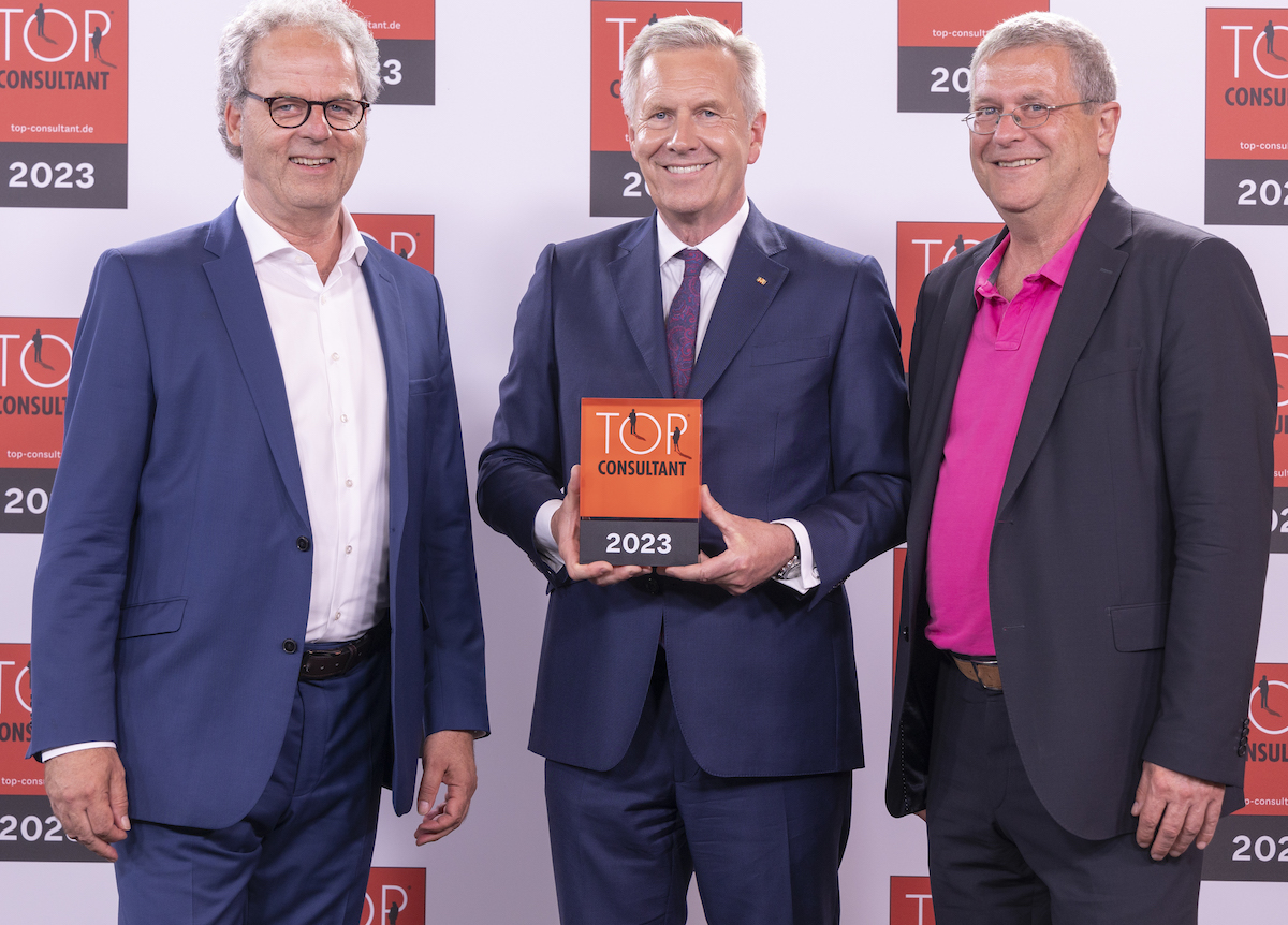 Philip Dönhoff und Günther Grassmann nehmen Top Consultants Auszeichnung entgegen