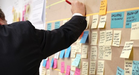 Mann an Scrum Board